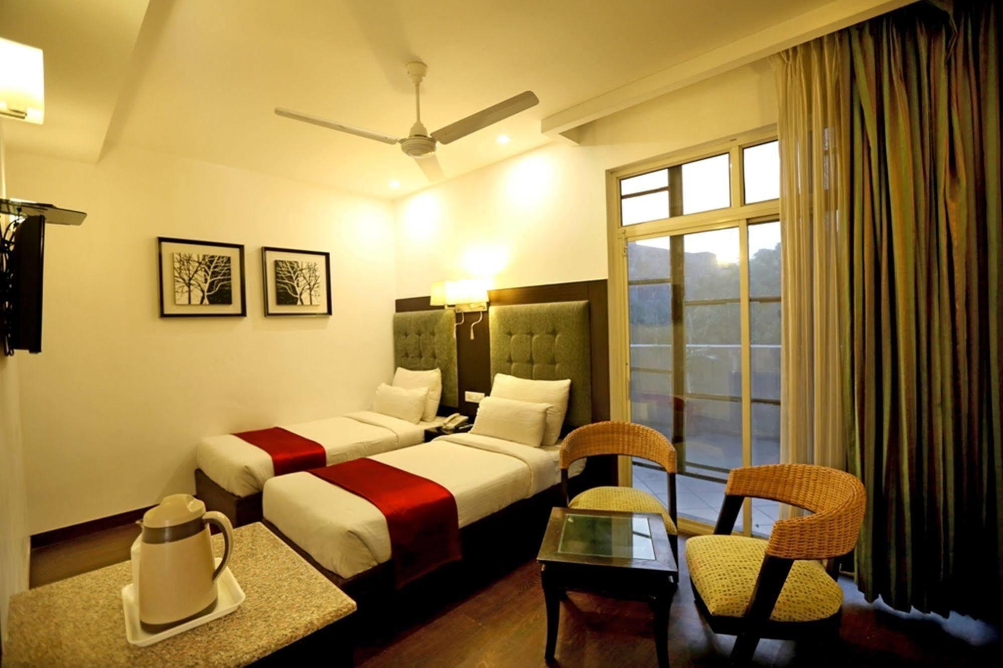 Hotel Oyster Chandīgarh Exterior foto