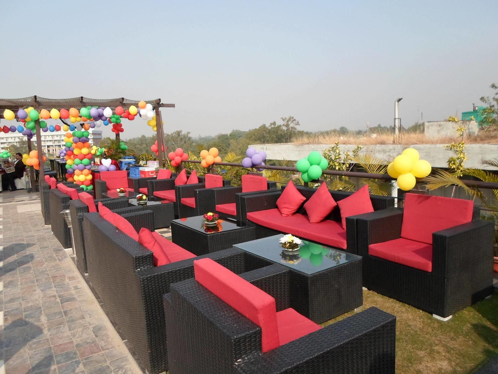 Hotel Oyster Chandīgarh Exterior foto
