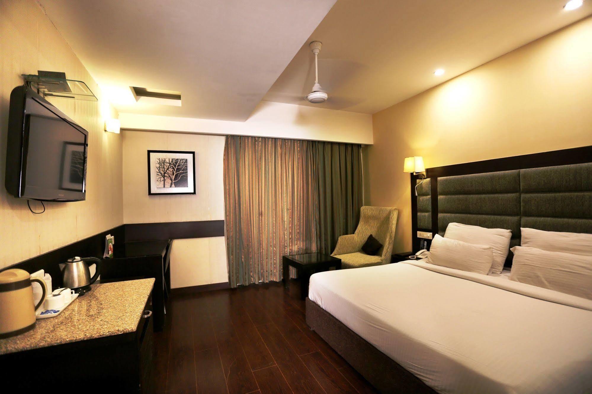 Hotel Oyster Chandīgarh Exterior foto