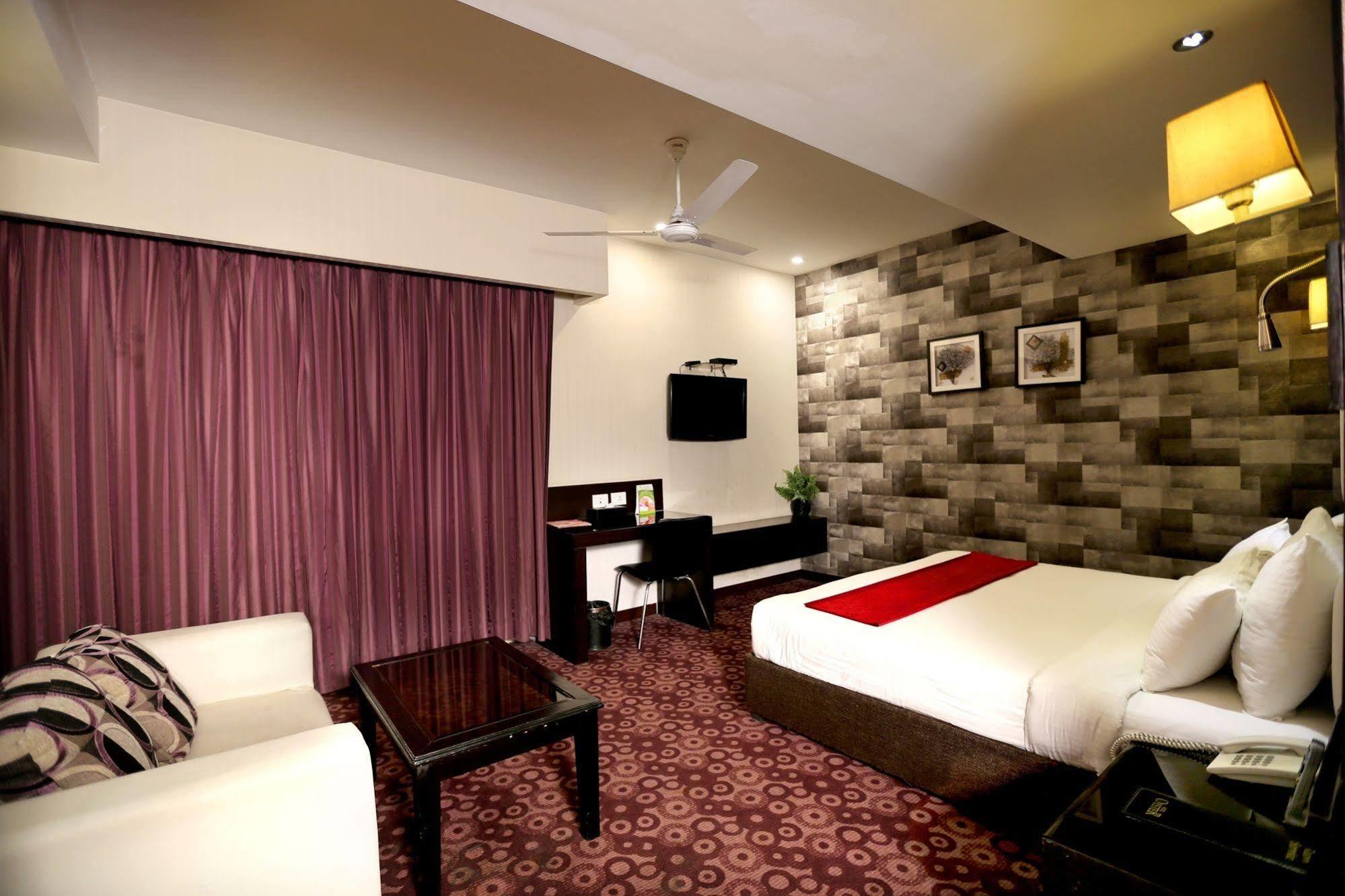 Hotel Oyster Chandīgarh Exterior foto